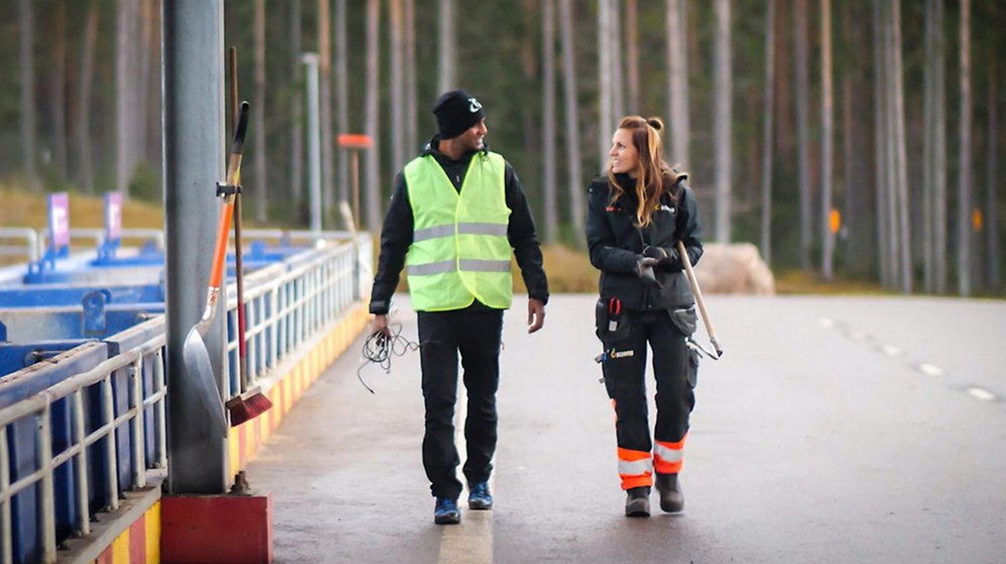 två som pratar med varanda